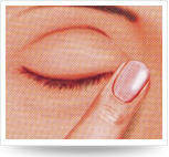 閉眼，用手指輕輕向鼻梁方向壓迫內(nèi)側(cè)眼角,保持滴藥姿勢1-3分鐘。